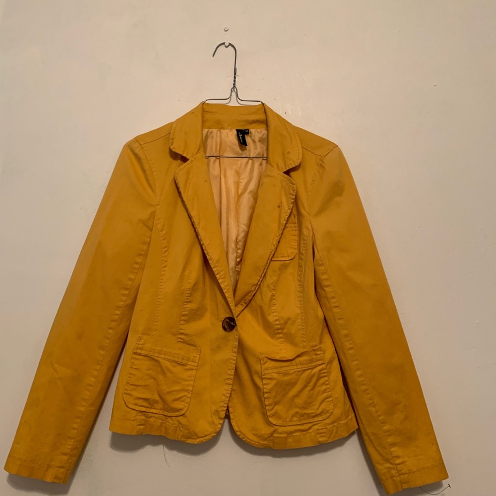 Ambition size medium yellow jacket buttons